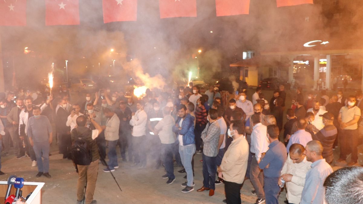 Ağrı Belediyesi çalışanları bin liralık zammı meşale ve halaylarla kutladı