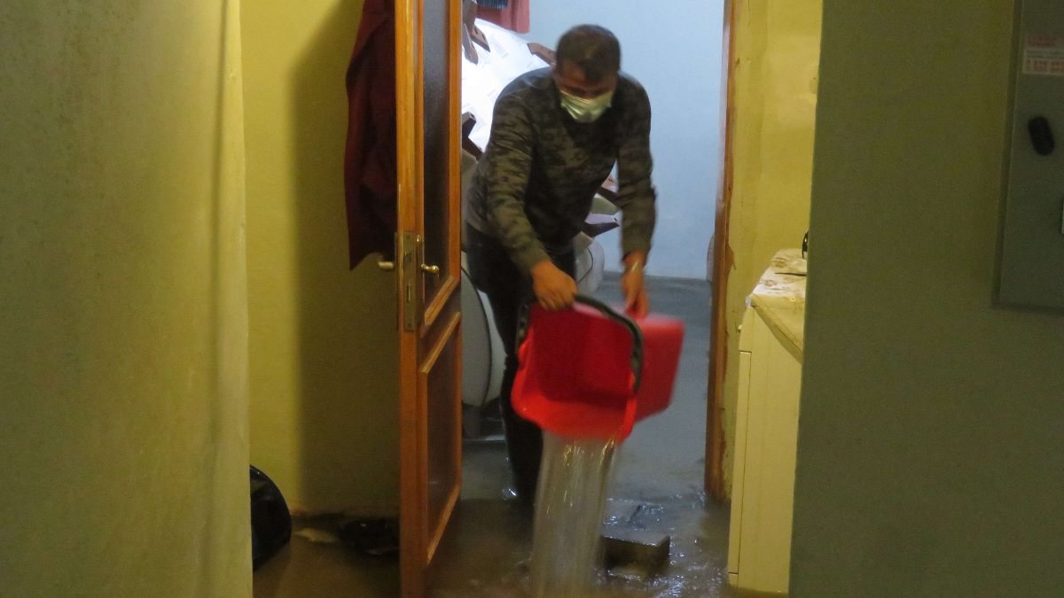 Kadıköy’de ev ve iş yerleri sular altında kaldı, vatandaş tepki gösterdi