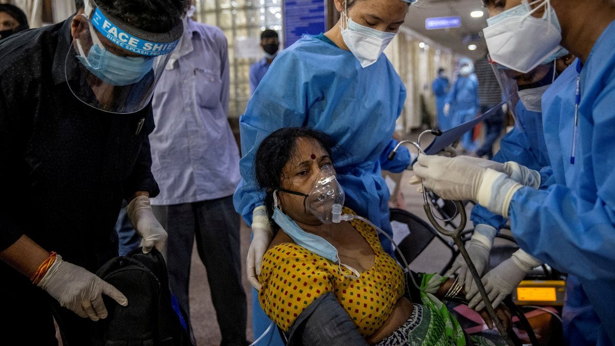 Hindistan'da günlük koronavirüs vakası azalıyor