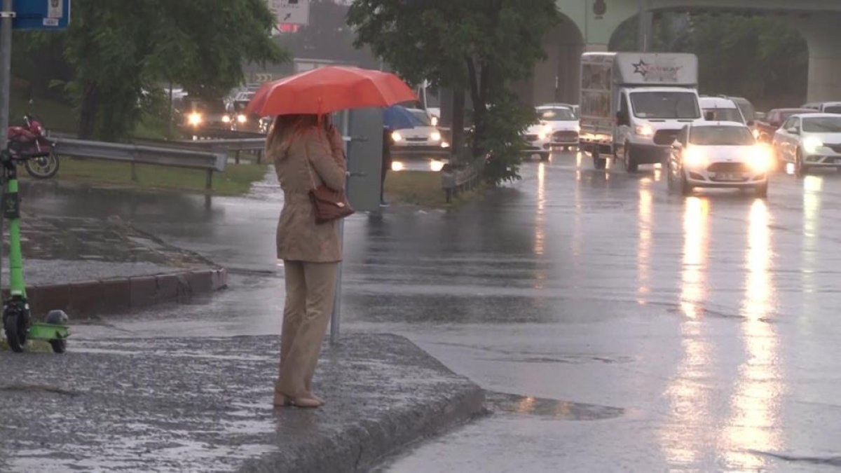 Anadolu Yakası'nda sağanak yağış etkili oldu