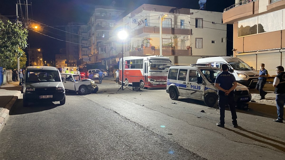 Osmaniye'de gasbettiği kamyonetle polis otosu ve üç araca çarptı: 2'si polis 5 yaralı