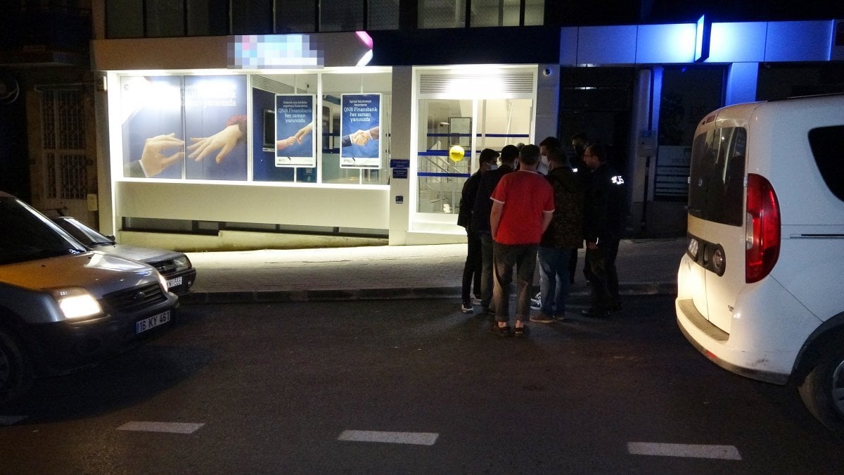 Bursa'da bir bankanın camını kırarak içeri giren hırsızlar 200 lira çaldı