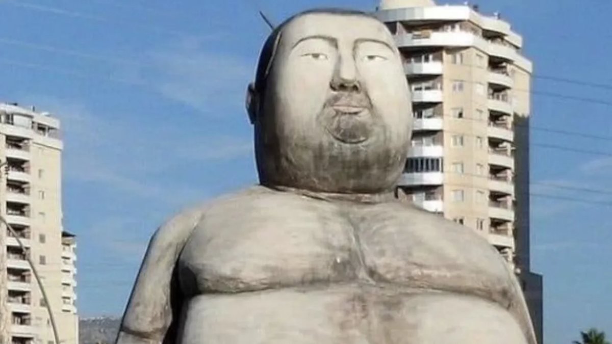 Mersin'deki şişman boksör heykeli espri konusu oldu