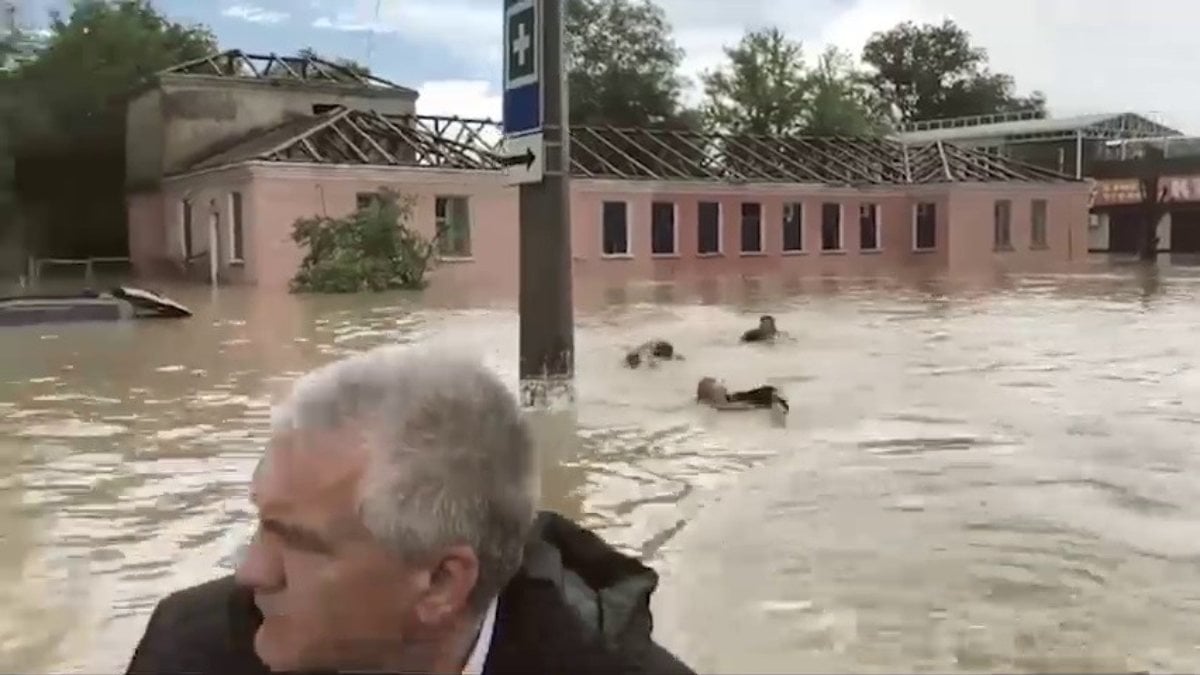 Kırım’da sokakları sel bastı, ekipler valinin botunu yüzerek takip etti