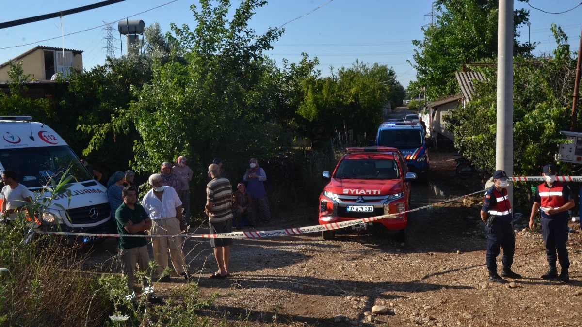 Antalya'da seracı, geri manevra yaptığı traktöründen düşüp öldü