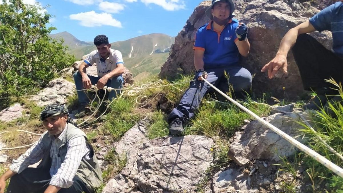 Erzincan'da dağda mahsur kalan çoban kurtarıldı