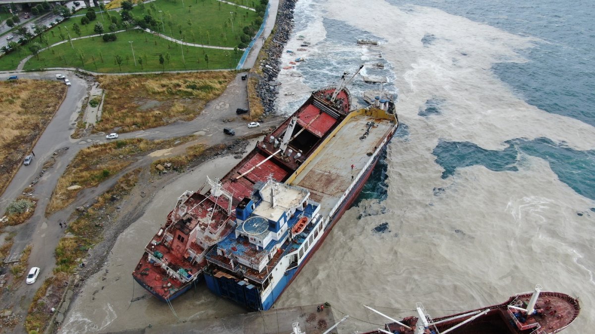 Kartal'da bir gemi, halatının kopması sonucu başka bir gemiye çarptı
