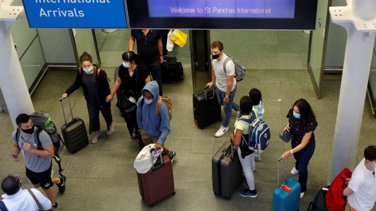 İngiltere, tam aşılı yolcular için seyahat kurallarını esnetmeyi düşünüyor