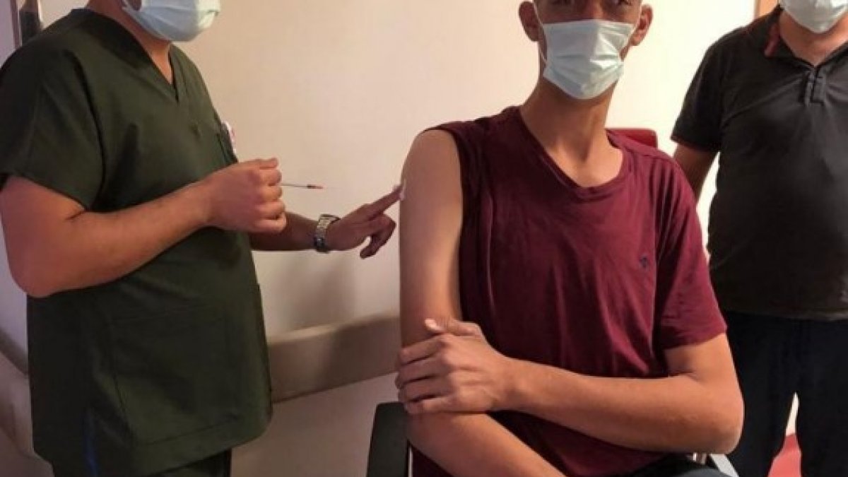 Dünyanın en uzun boylu adamı koronavirüs aşısı oldu