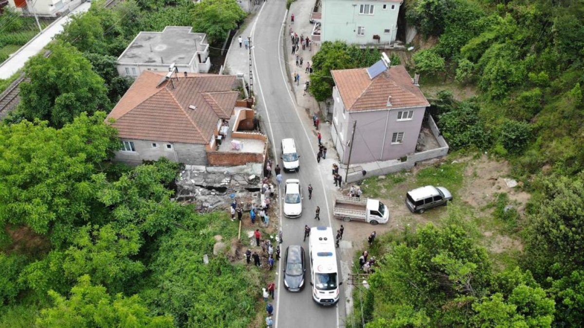 Zonguldak'ta bir kişi, yıkım yaparken duvarın altında kaldı