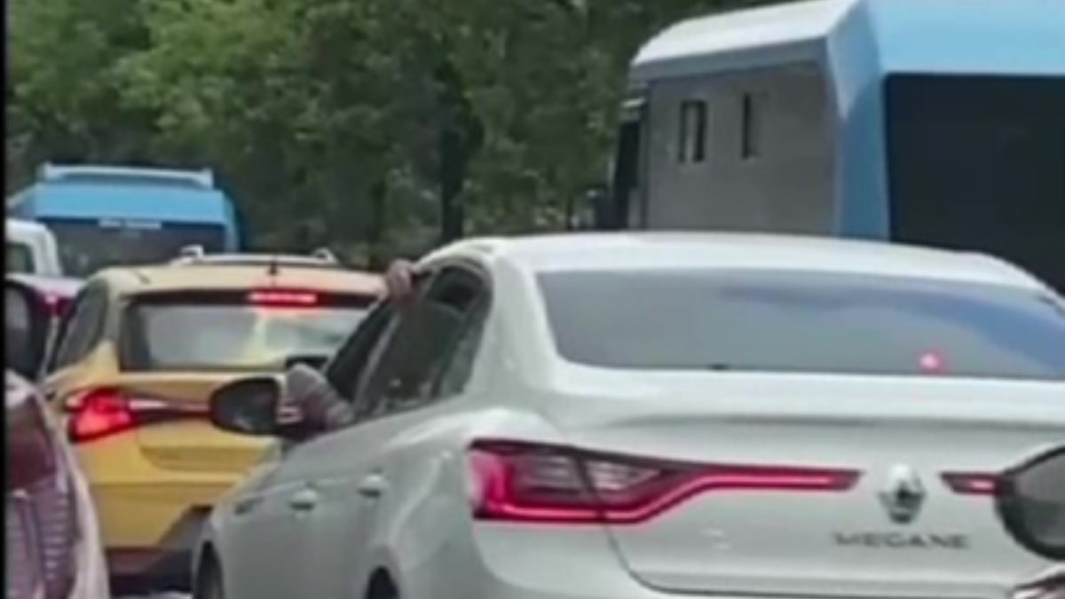 İstanbul'da ayağını camdan çıkaran sürücü yakalandı