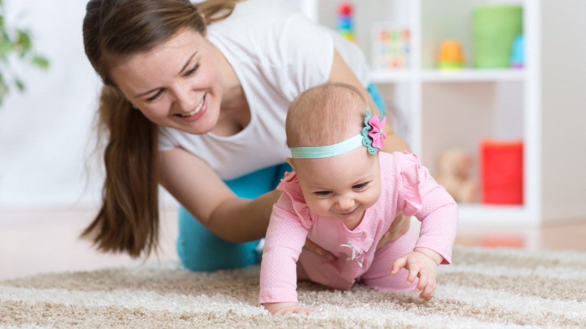 Bebeğinizin emeklemesine yardımcı olacak 9 yöntem