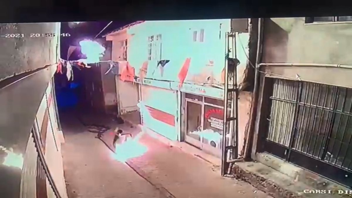 Diyarbakır'da, AK Parti Hani ilçe binasına molotoflu saldırı