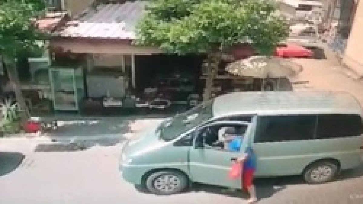 Aydın'da hırsız, saniyeler içinde araçtan cep telefonu çaldı