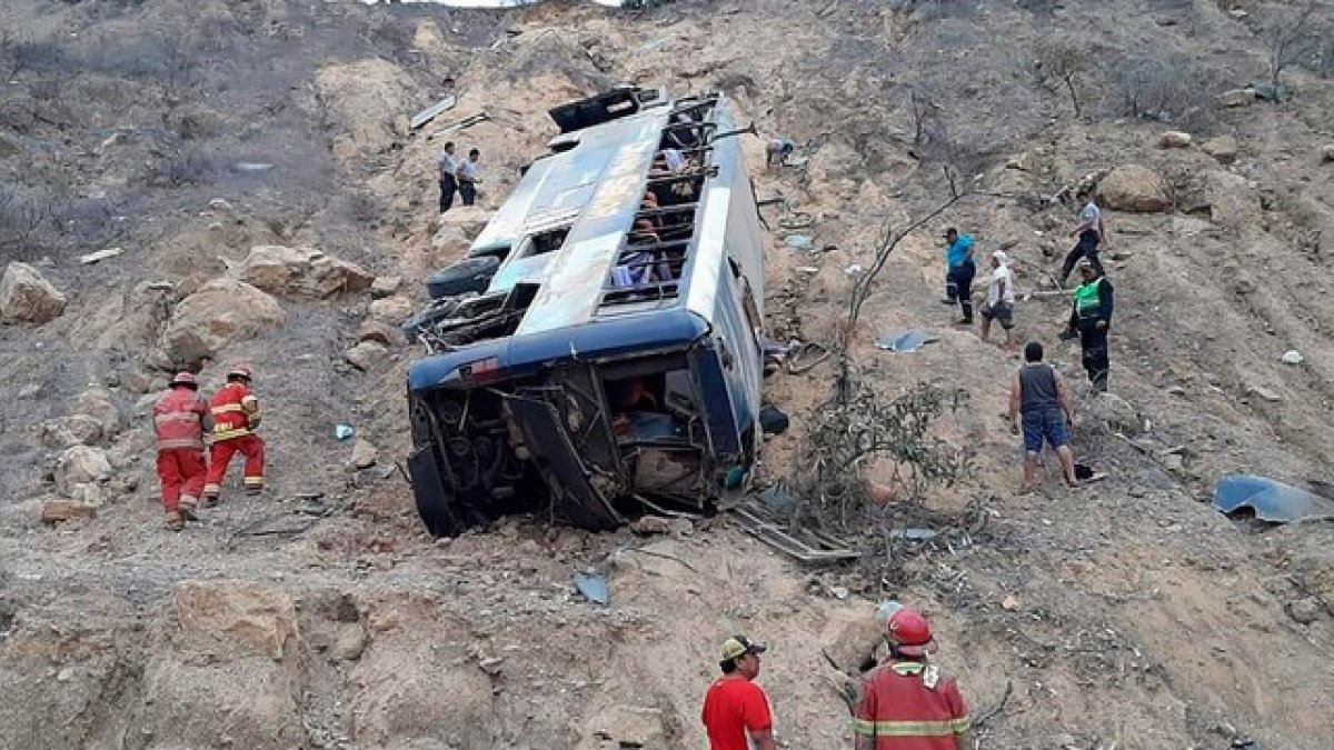 Peru'da otobüs uçuruma düştü: 27 ölü