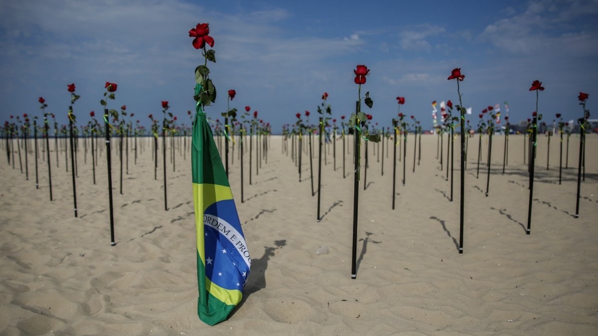 Copacabana Plajı’na koronavirüsten ölenlerin anısına 500 gül dikildi
