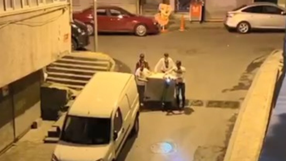 Beyoğlu'nda elektrikli scooterla buzdolabı taşındı
