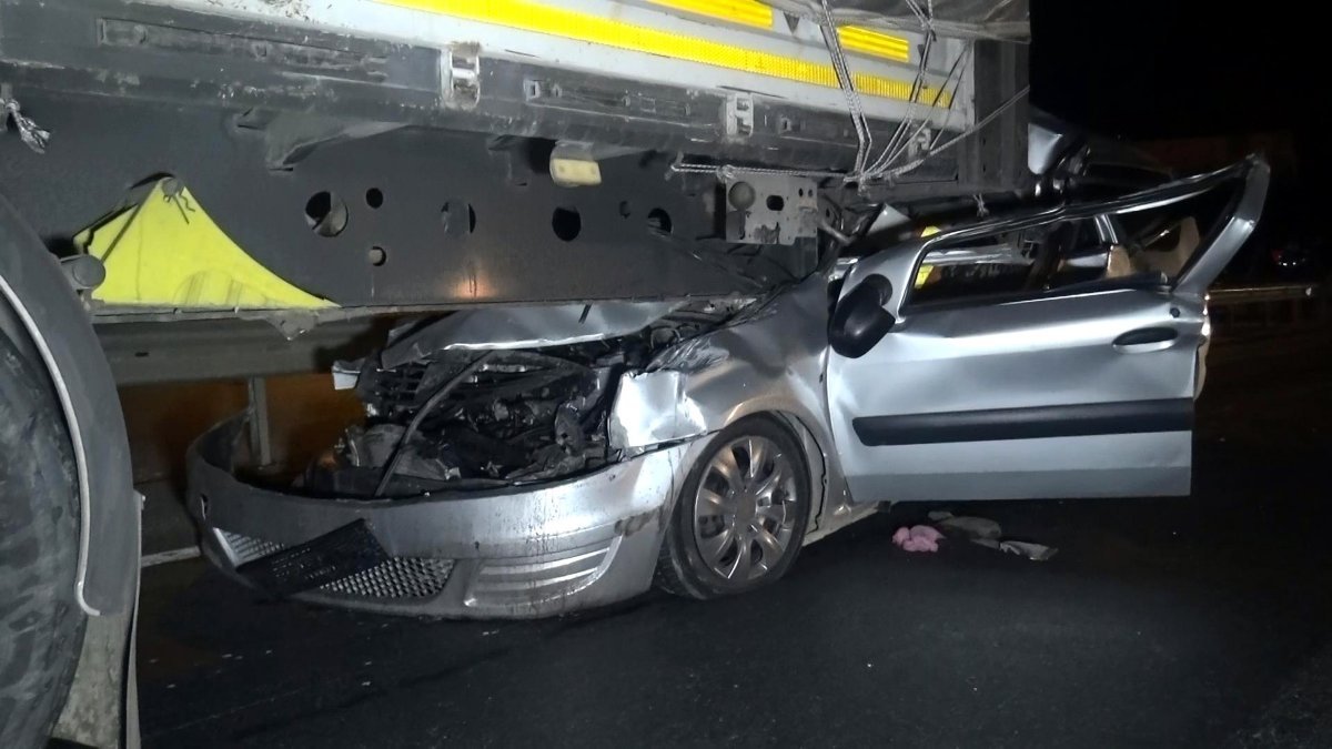 Antalya'da tıra arkadan çarpan ticari araç sürücüsü öldü