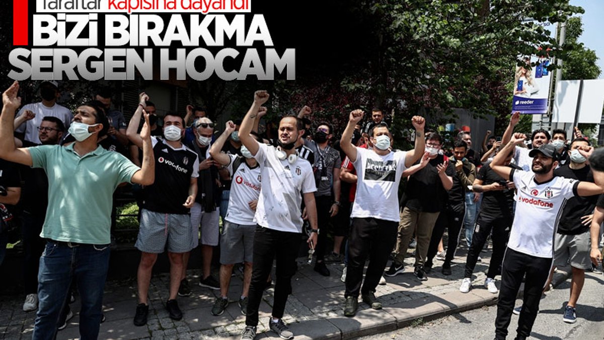 Beşiktaş taraftarları, Sergen Yalçın’ın evinde toplandı