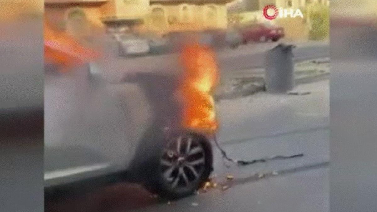 Suudi Arabistan’da yanan aracı halatla bağlayıp çekti