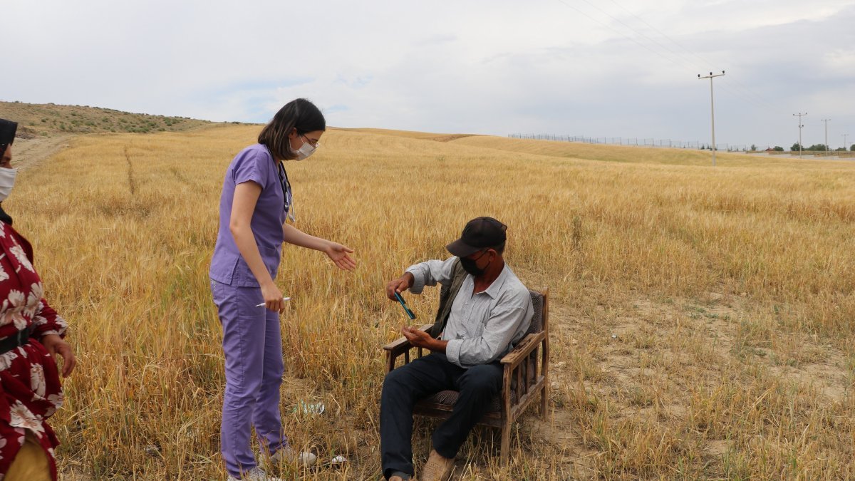 Ankara'da tarım işçilerine tarlada aşı yapıldı
