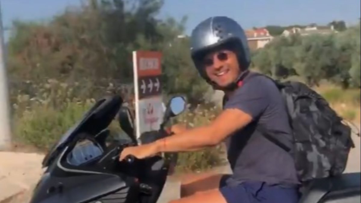 Emre Belözoğlu motoruyla Çeşme'de gezintiye çıktı