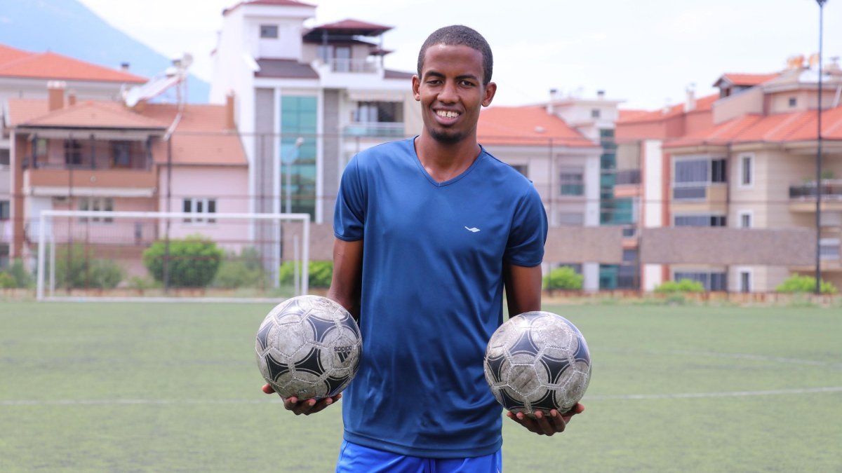 Kenyalı genç, futbolcu olmak için geldiği Türkiye’de dolandırıldı