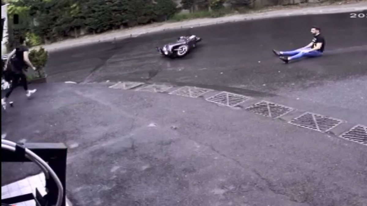 İstanbul'da motosikletten düşen sürücü kayarak ilerledi