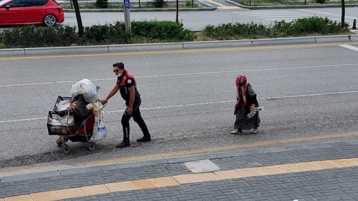 Ankara'da polis, yaşlı kadının ağır eşyalarını taşıdı