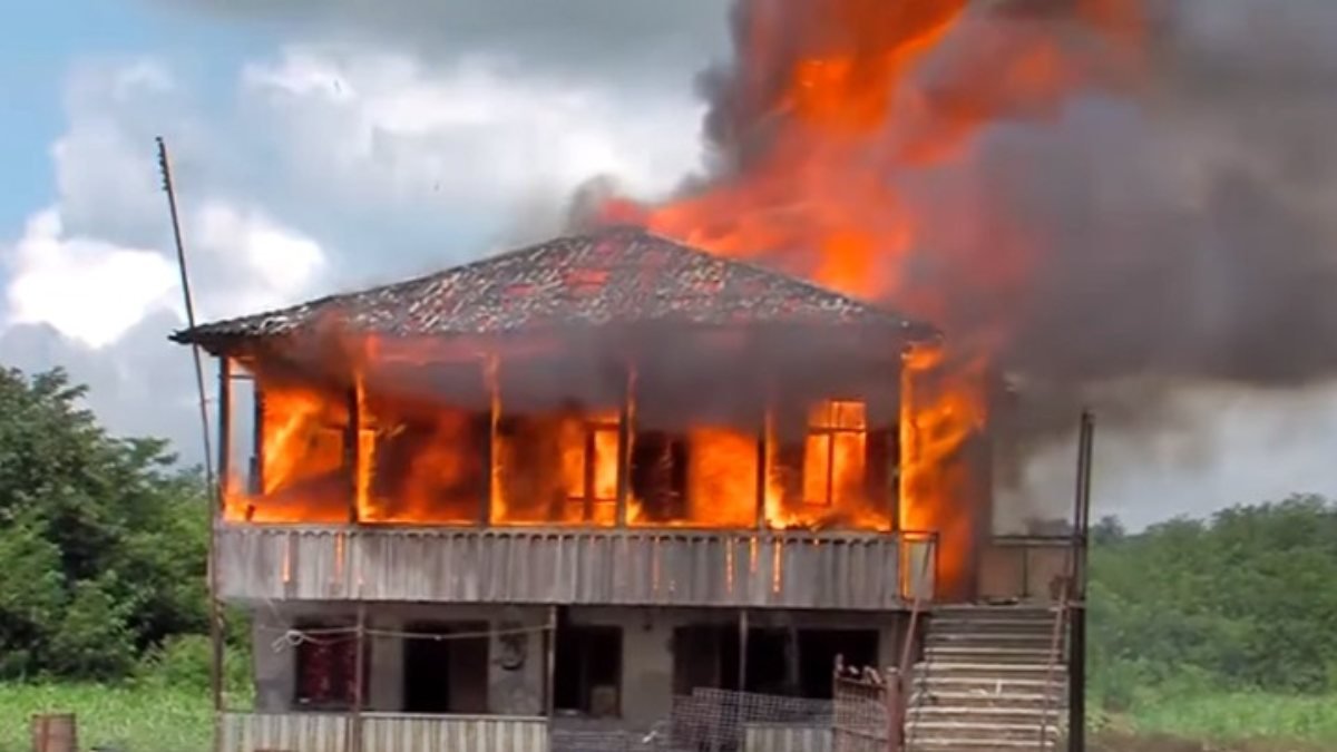 Gürcistan'da tecavüzle suçlanan baba-oğulun evi yakıldı