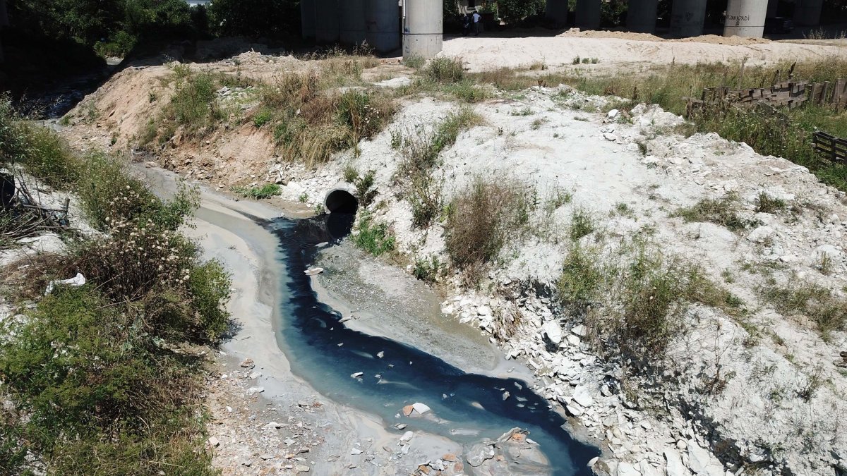 Arnavutköy Şamlar Gölü'ne akan dereye kimyasal atık karıştı