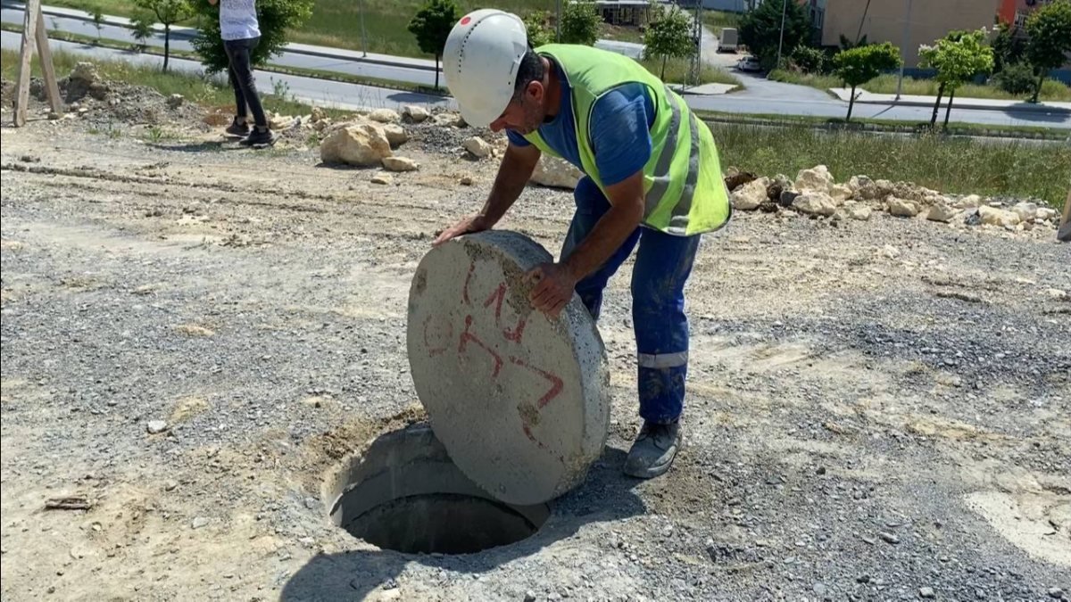 Arnavutköy’de defineciler, rögar kapağının içinde kazı yaptı