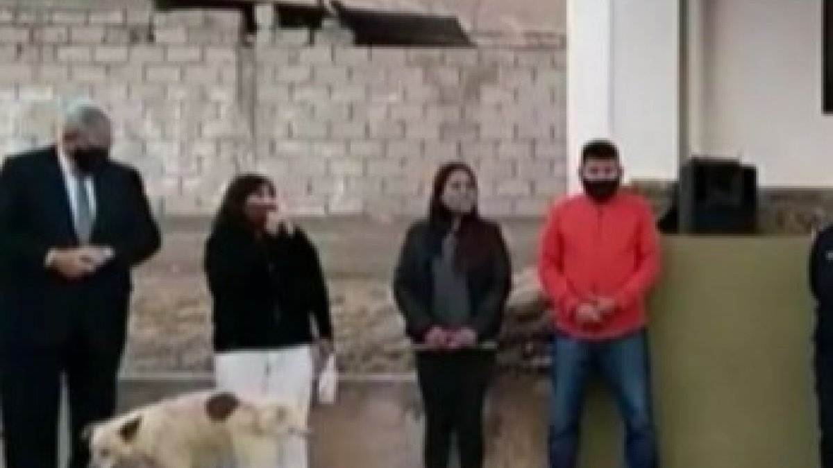 Arjantin'de konuşma yapan belediye başkanının üzerine köpek işedi