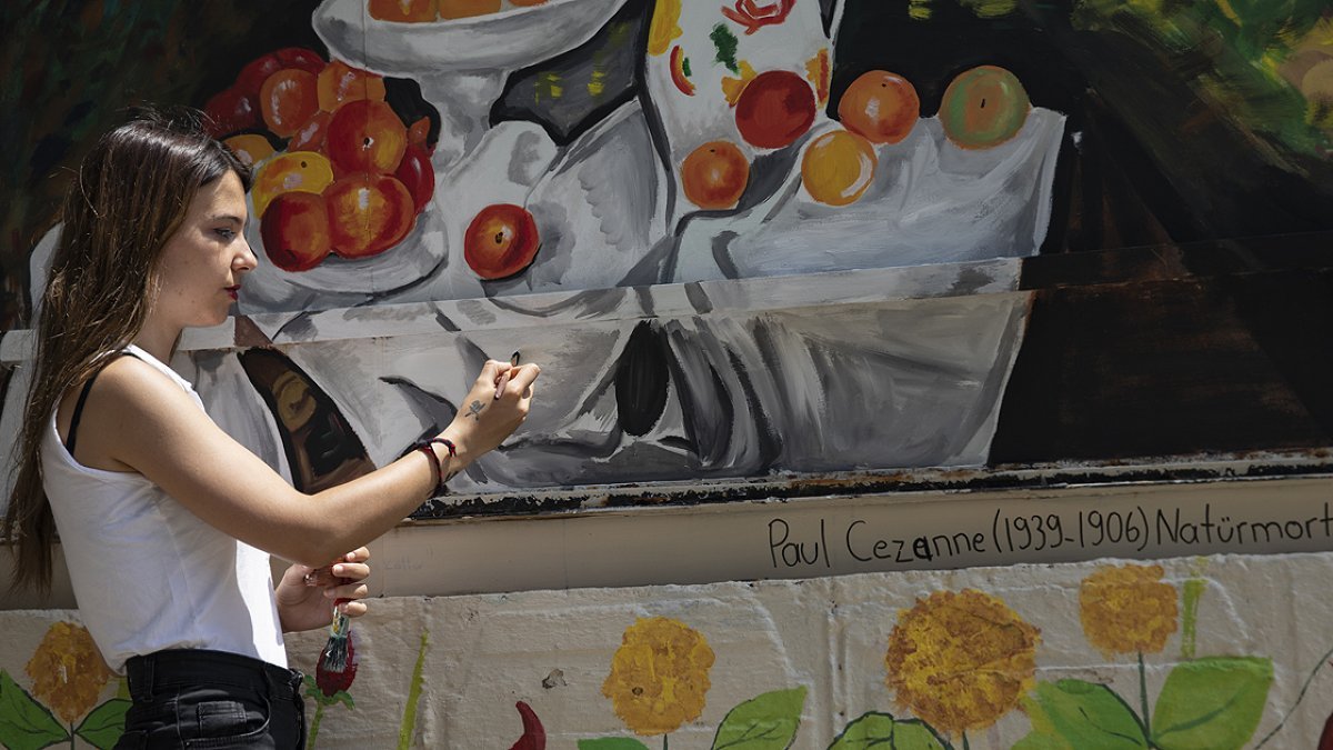İzmir'de üniversiteliler ortaokul bahçesini ünlü ressamların eserleriyle renklendirdi