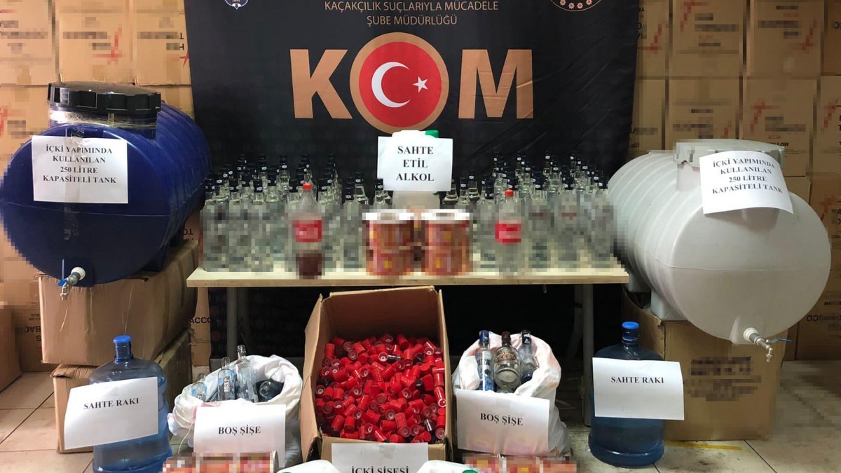 İzmir'de piyasa değeri 2 milyon 275 bin liralık kaçak ürün ele geçirildi