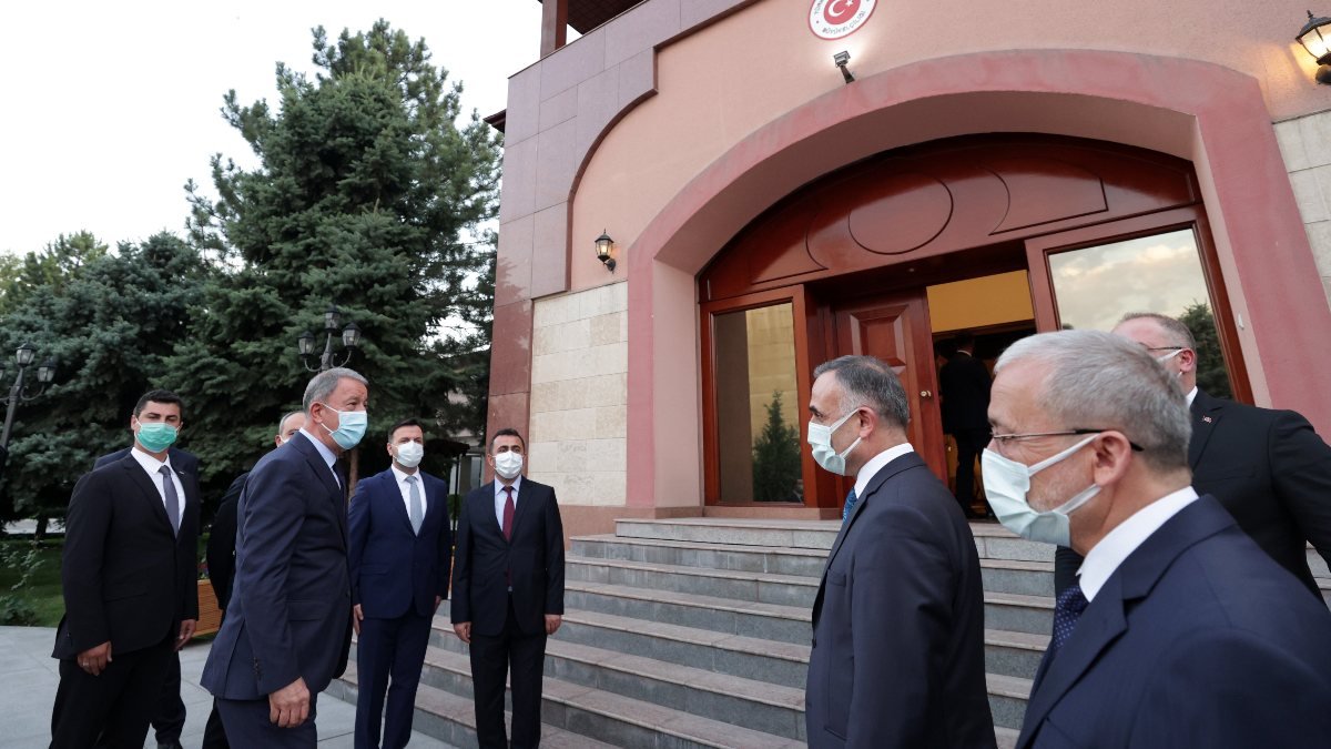 Hulusi Akar, Türkiye’nin Bişkek Büyükelçiliğini ziyaret etti