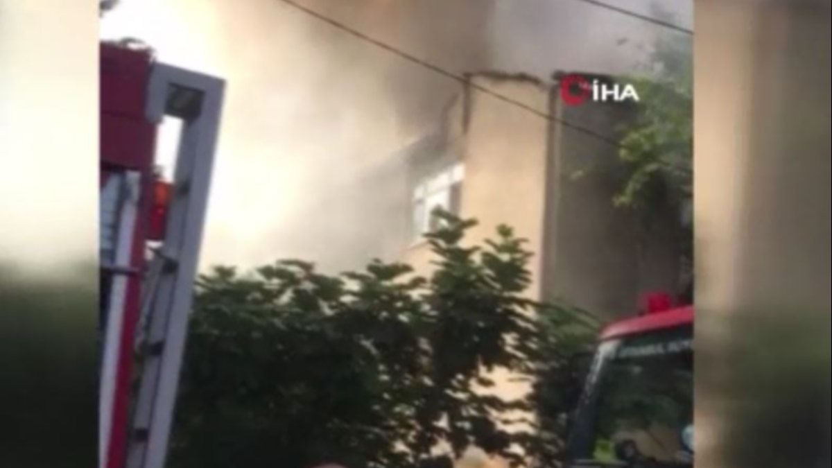 Beykoz’da 3 katlı binanın çatısı yandı