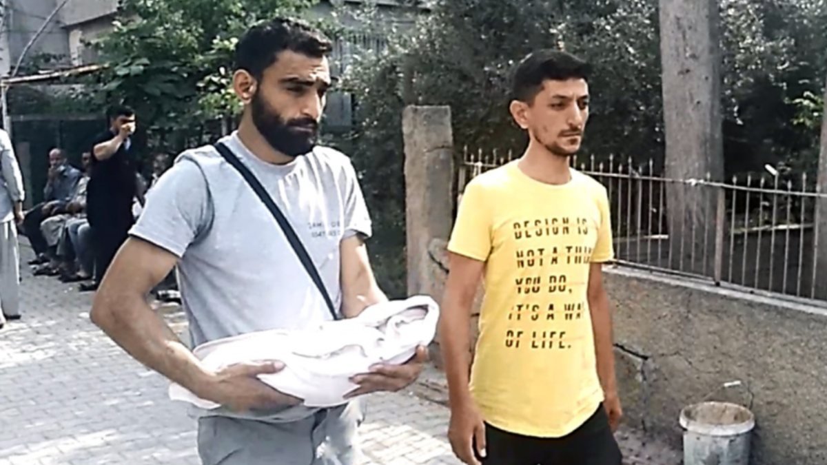 Adana'daki baba, bir aylıkken ölen bebeğini kucağında taşıdı