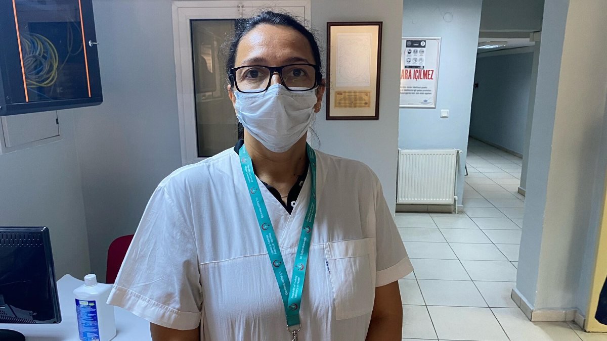 İzmir'deki doktor, israfa karşı yoldan çevirdiklerine aşı yapıyor