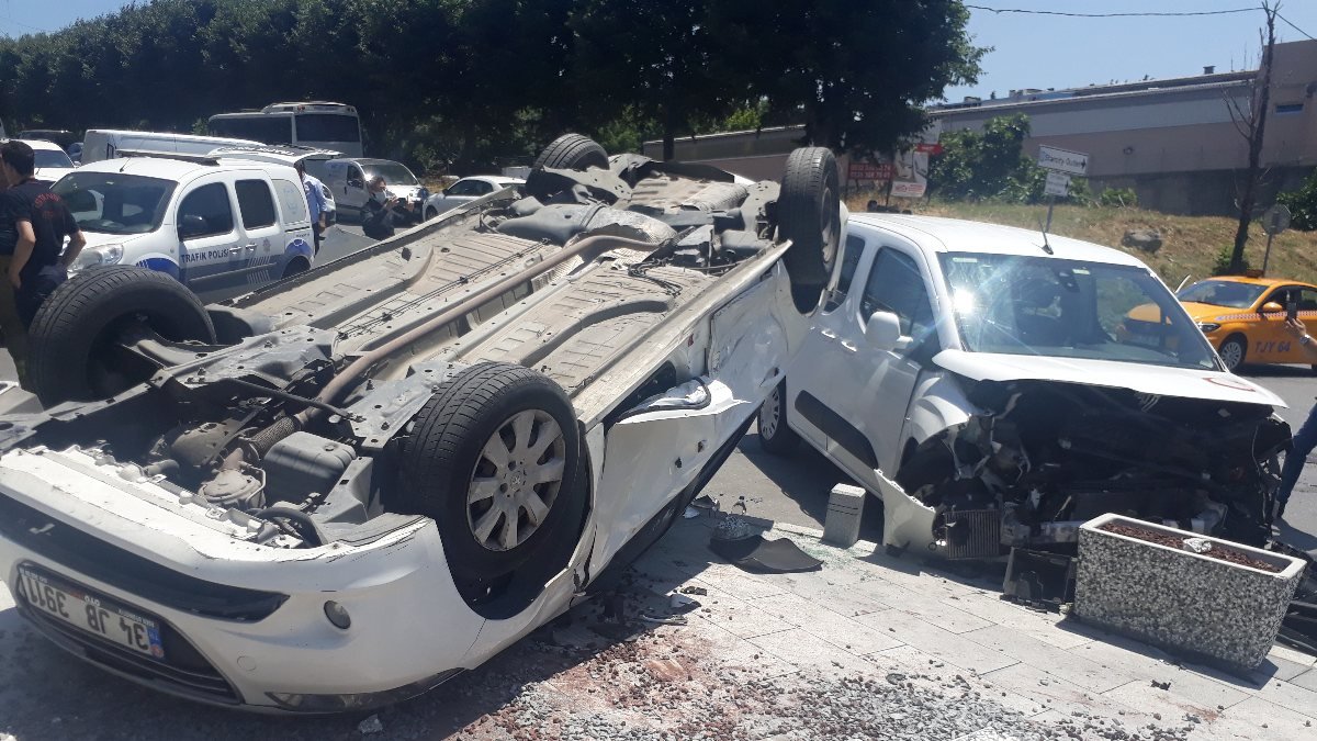 Yenibosna’da sürücü, takla atan otomobilin içinde sıkıştı