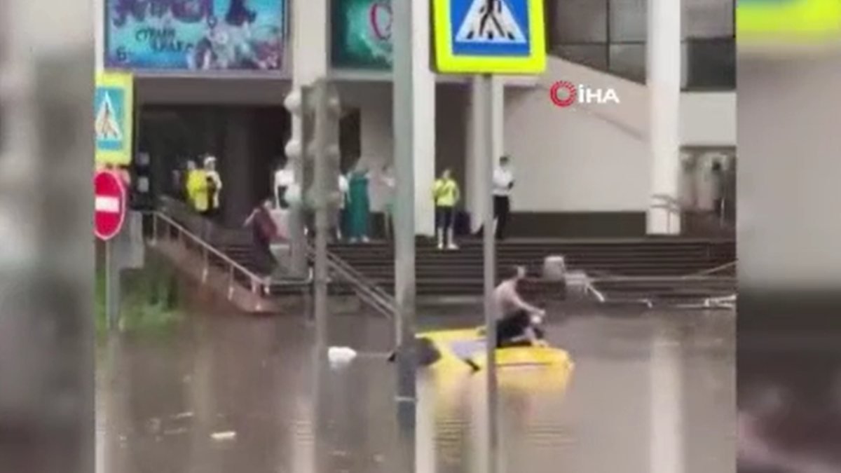 Moskova’da şiddetli yağış ve fırtına hayatı felç etti