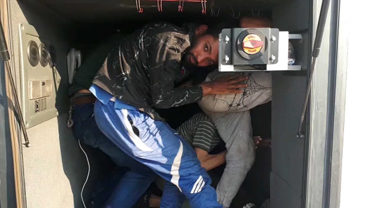 Osmaniye’de otobüsün bagajından 12 kaçak göçmen çıktı
