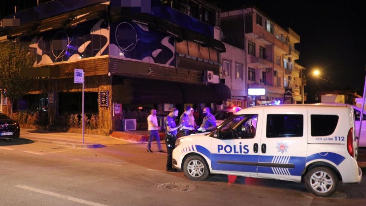 Sakarya'da 17 kişi alkollü mekanda eğlenirken yakalandı