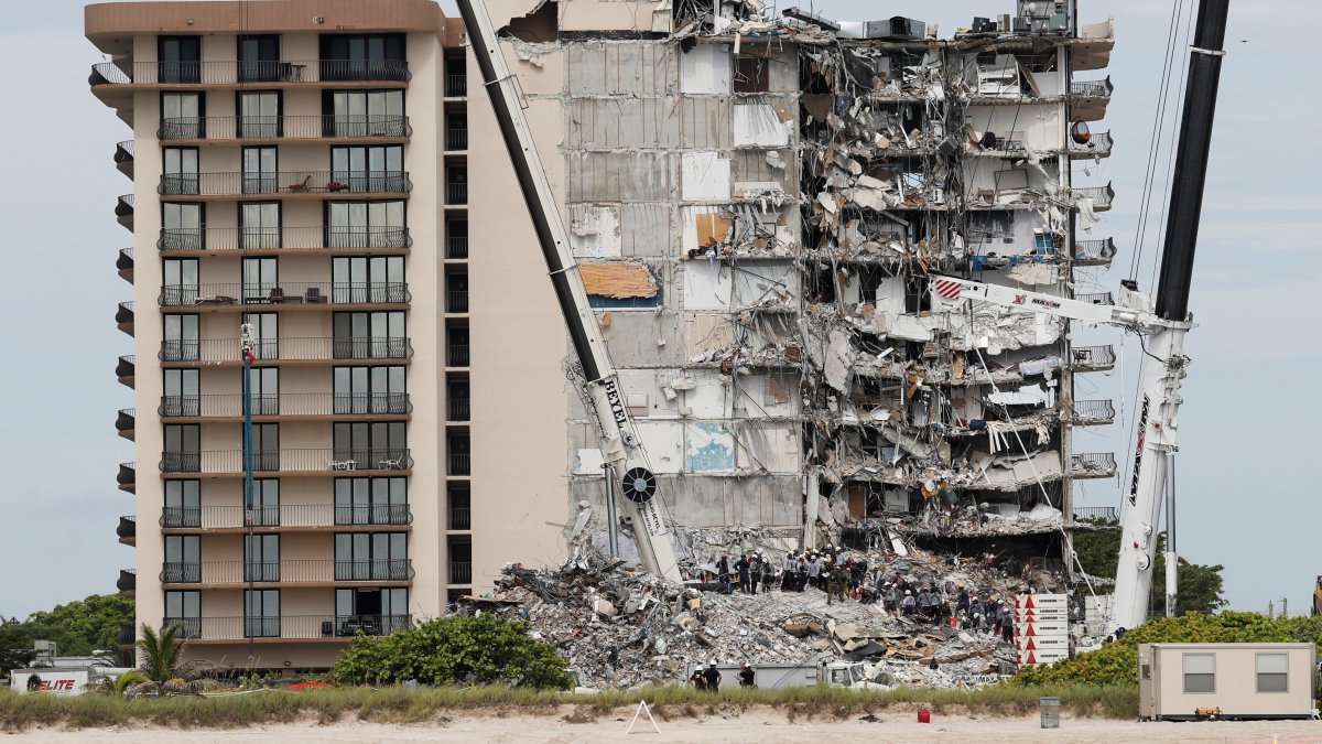 Miami'de kısmen çöken 13 katlı binanın tamamı yıkılacak
