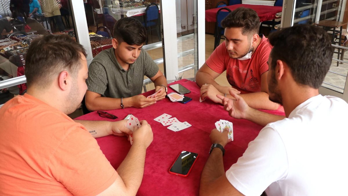 Eskişehir’de oyun yasağı kalktı, kahvehaneler dolmaya başladı