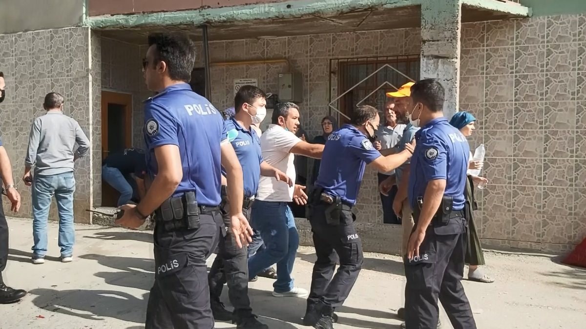Bursa’da komşuların bıçaklı park yeri kavgası: 9 yaralı