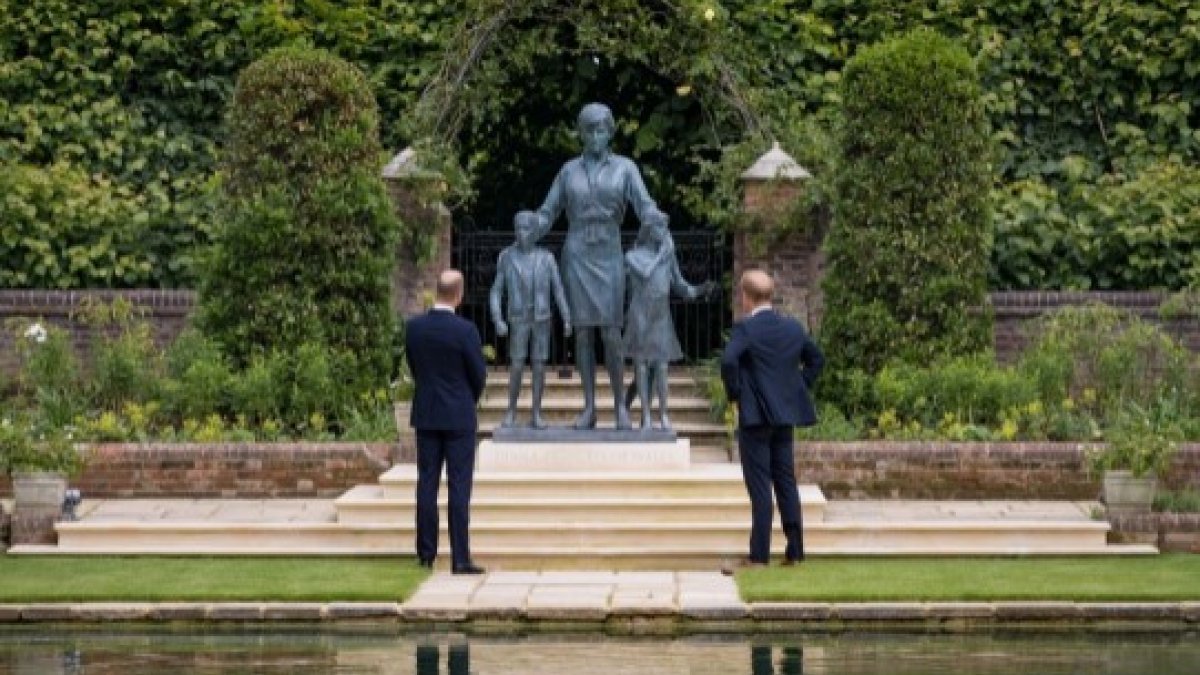 Prenses Diana’nın heykeli Londra’da açıldı