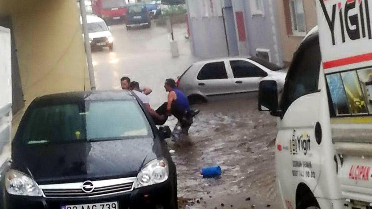 Edirne'de sele kapılan 1 kişi son anda kurtarıldı