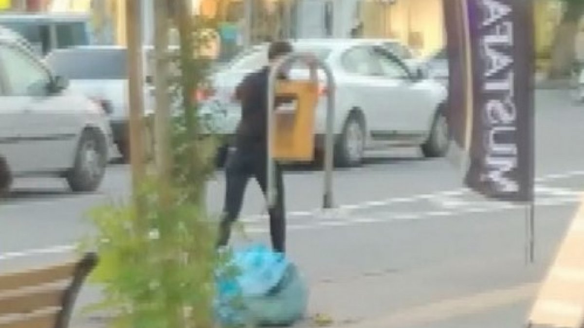Kahramanmaraş'ta bir kişi, kaldırımdaki çöp kutusunu söküp götürdü