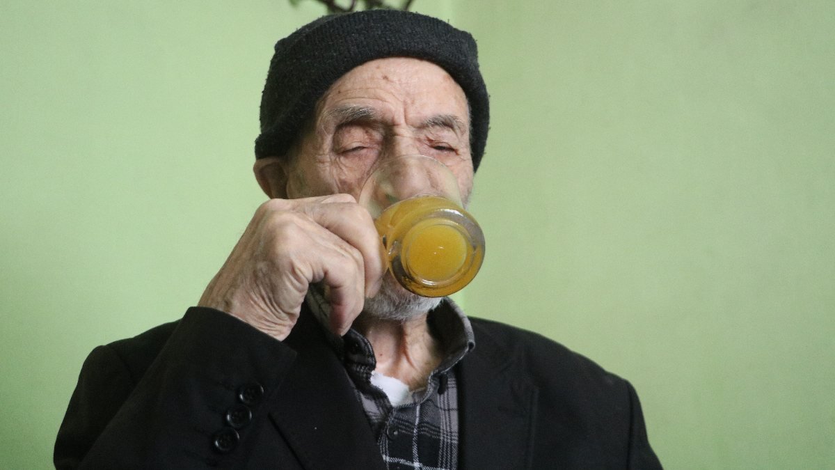 Malatya'da koronaya yakalanmayan 110 yaşındaki Mahmut dedenin sırrı
